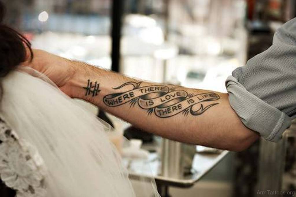 Татуировки на руках брюнетки